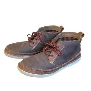 Clarks Gerald Mid Brown Leather Plain Toe Chukka Gumsole Boots Mens Size 8.5